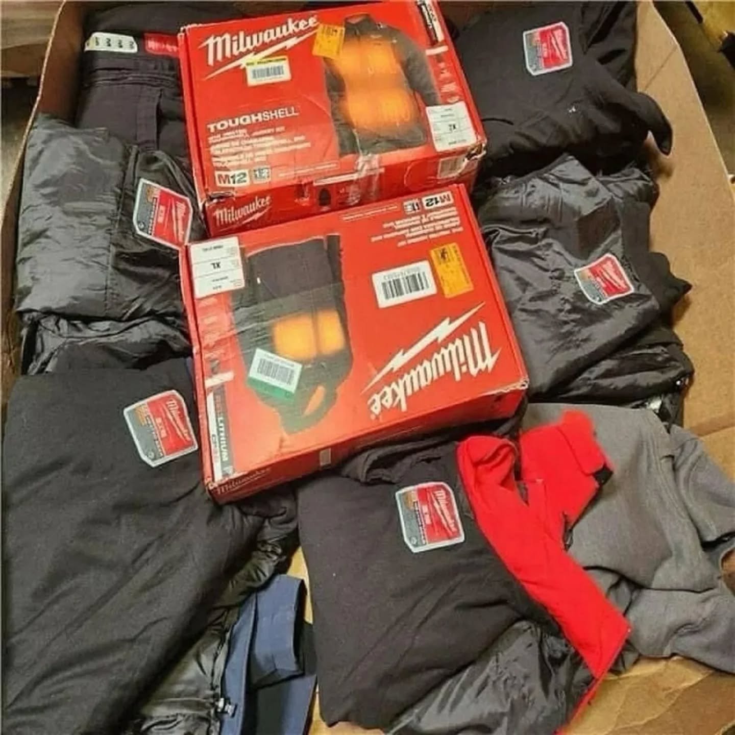 Milwaukee clothing pallet - Image 4